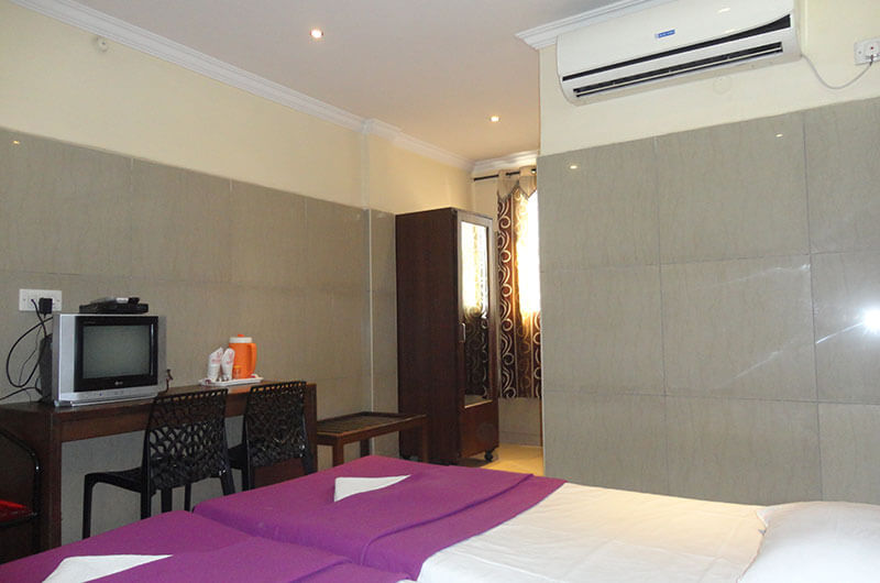 Hotel Haridwar-Deluxe AC Double Coat Room3