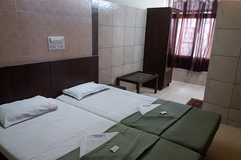 Hotel Haridwar-Deluxe Double Coat Room1