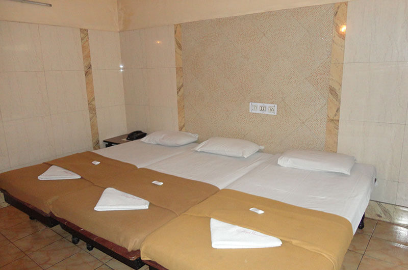 Hotel Haridwar-Deluxe Triple Coat Room1